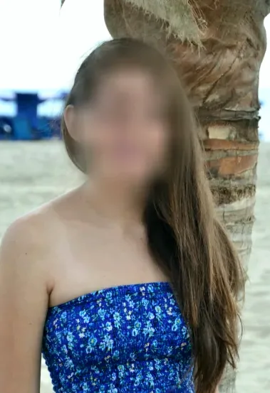 Büsra, 28