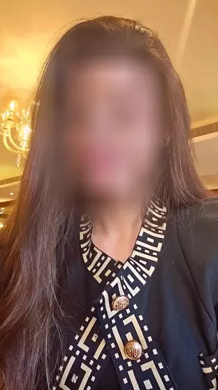 Julia, 37