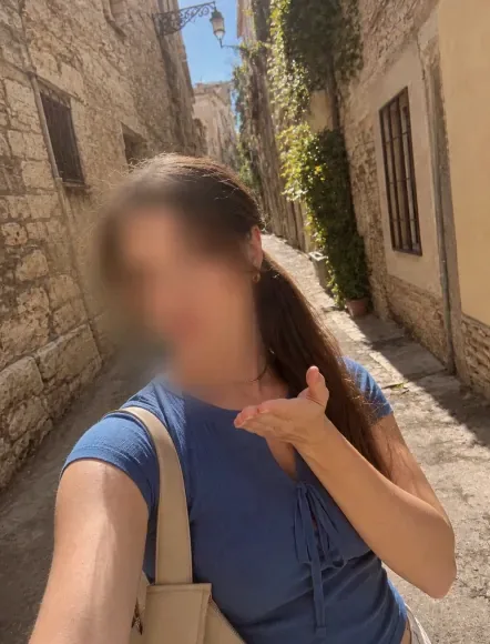Manuela, 26